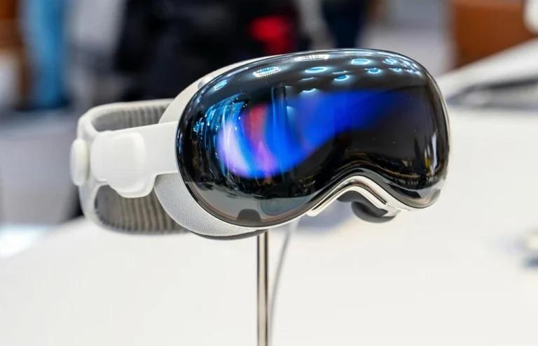 Ключовий керівник Apple Vision Pro залишає компанію заради OpenAI: що стоїть за гучним переходом