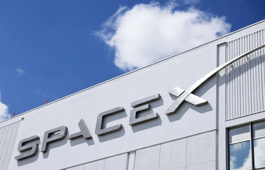 SpaceX нібито показала інвесторам прототип «ШІ-смартфона»: що відомо та чому Ілон Маск одразу спростував цю інформацію